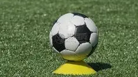 詹俊直播解析巅峰对决：曼城利物浦激战正酣，社交圈揭秘战局风云！